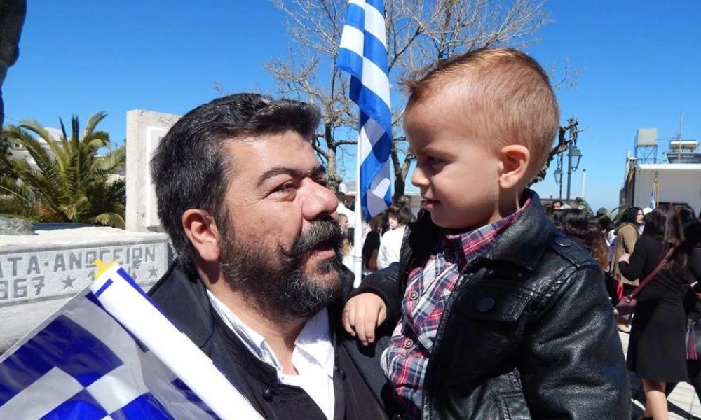 Πατριωτικό μήνυμα του παπα-Ανδρέα: Στην πρώτη γραμμή, σταυρό, σημαία , όπλο, στο ίδιο χέρι